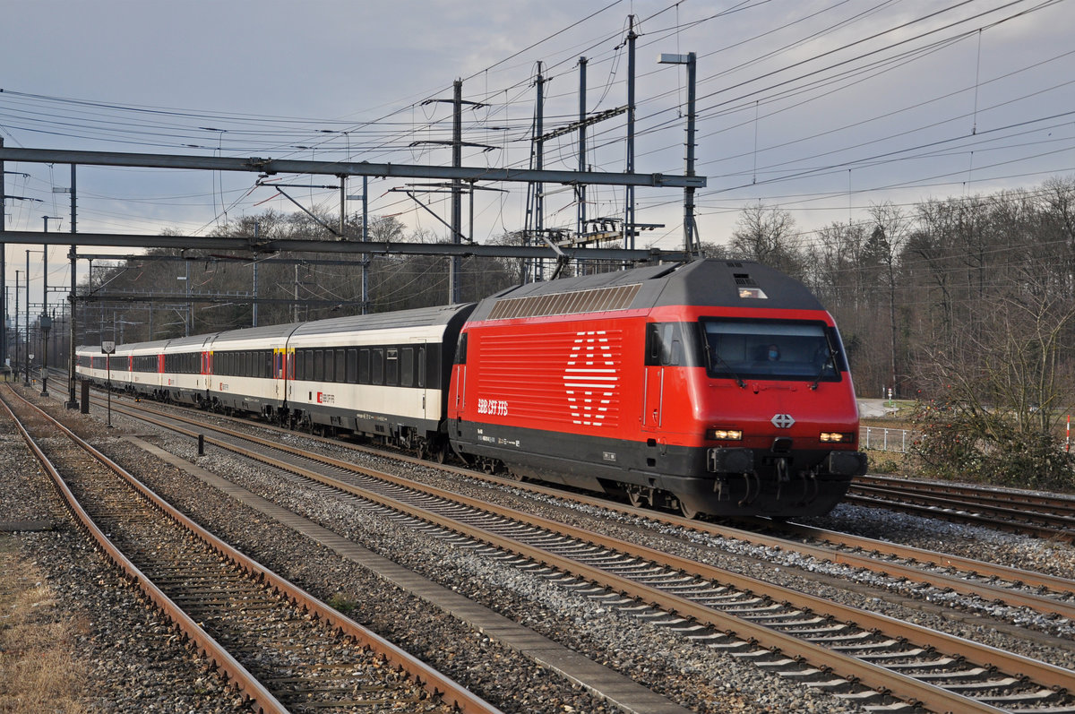 Re 460 011-0 durchfährt den Bahnhof Möhlin. Die Aufnahme stammt vom 14.12.2020.