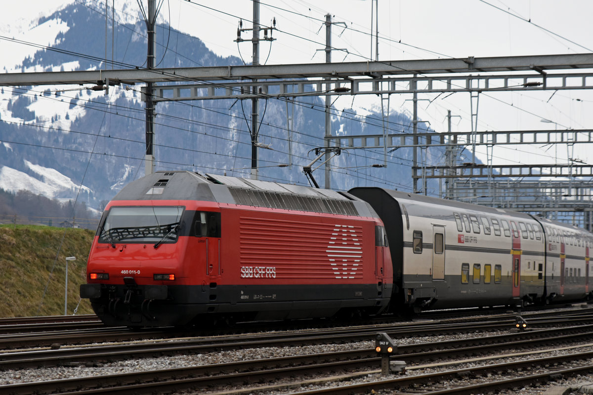 Re 460 011-0 fährt beim Bahnhof Spiez ein. Die Aufnahme stammt vom  19.12.2018.