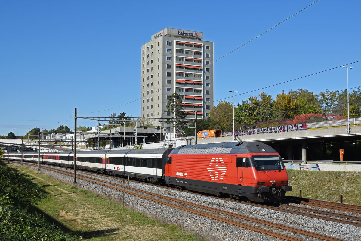 Re 460 011-0 fährt Richtung Bahnhof SBB. Die Aufnahme stammt vom 16.10.2019.