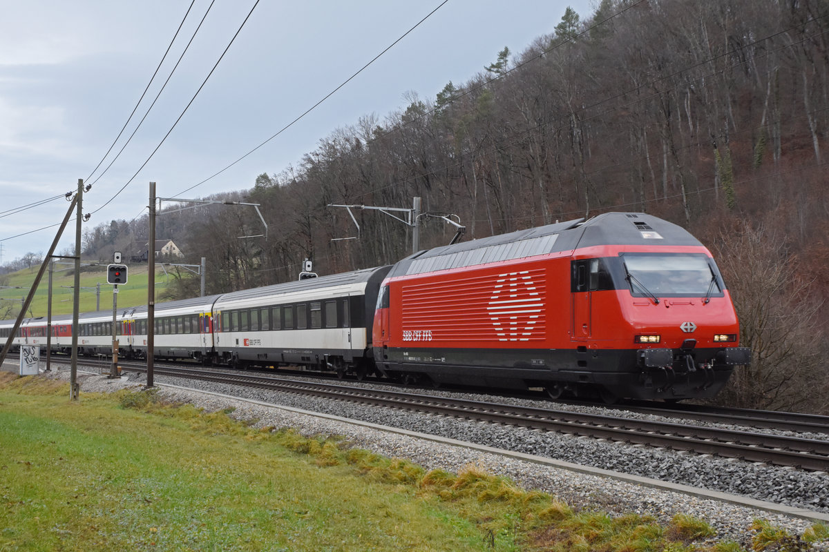 Re 460 011-0 fährt Richtung Bahnhof Tecknau. Die Aufnahme stammt vom 23.12.2020.