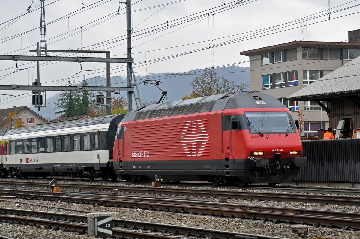 Re 460 011-0 verlässt den Bahnhof Sissach. Die Aufnahme stammt vom 26.10.2016.