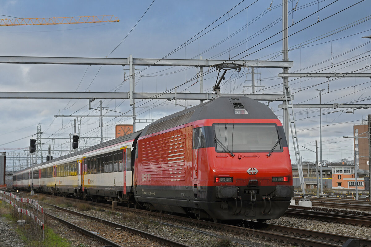 Re 460 012-8 durchfährt am 09.01.2023 den Bahnhof Muttenz.
