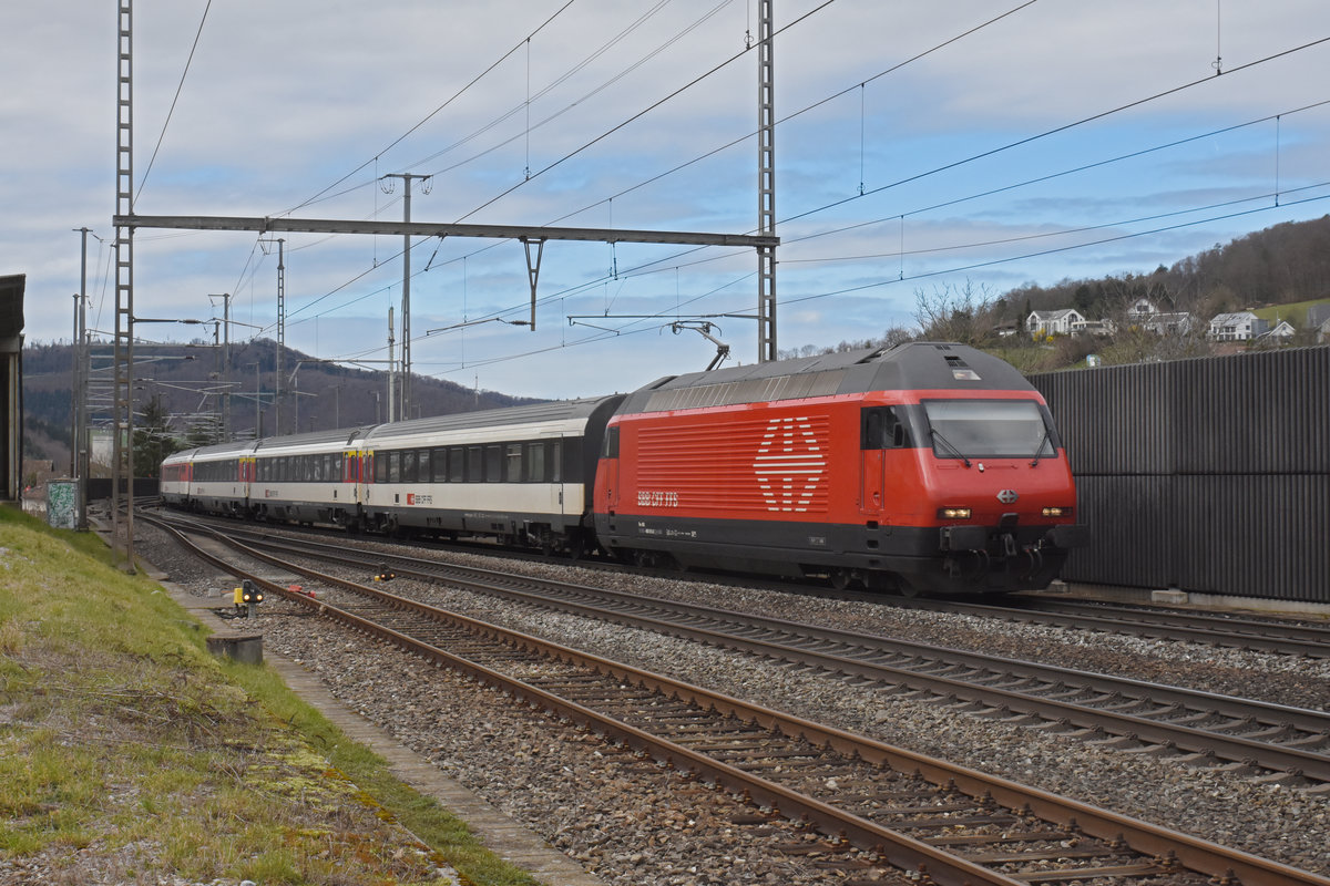 Re 460 012-8 durchfährt den Bahnhof Gelterkinden. Die Aufnahme stammt vom 11.03.2020.