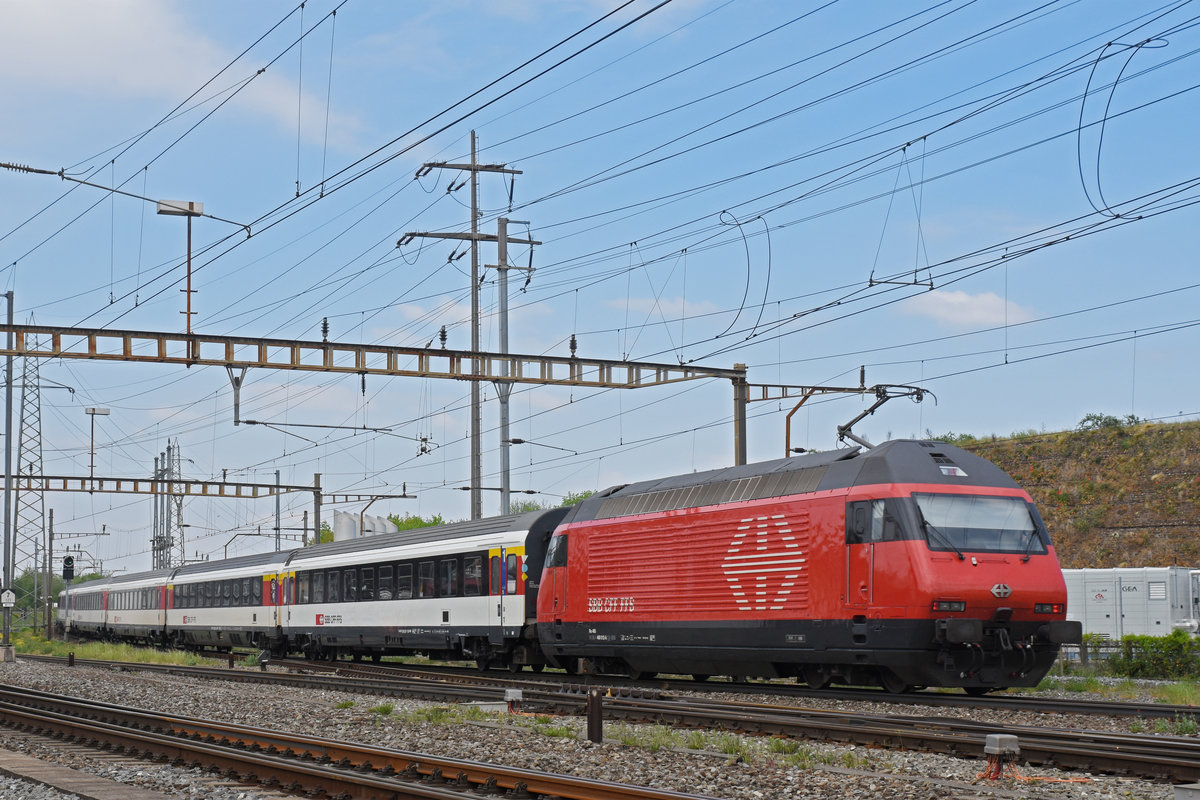 Re 460 012-8 durchfährt den Bahnhof Pratteln. Die Aufnahme stammt vom 20.04.2020.