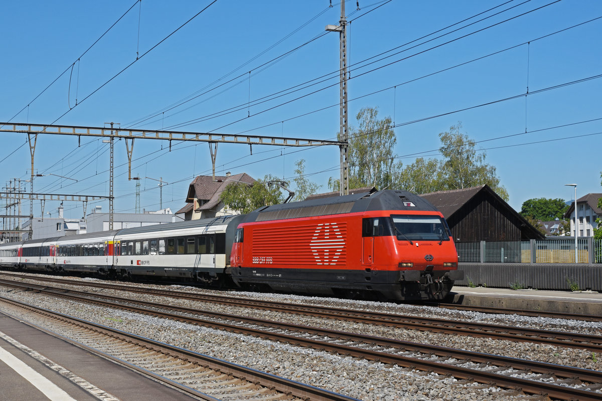 Re 460 012-8 durchfährt den Bahnhof Rupperswil. Die Aufnahme stammt vom 24.06.2020.