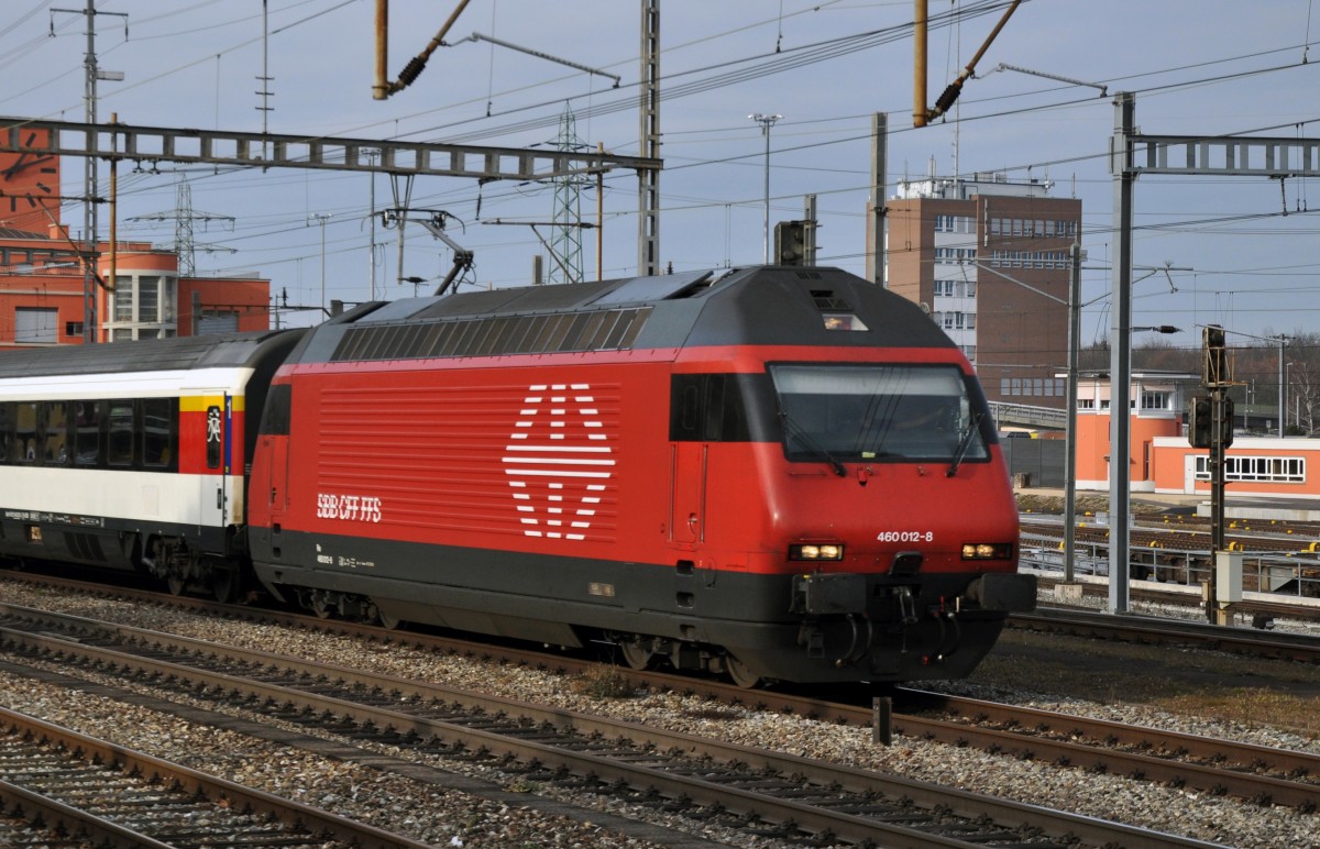 Re 460 012-8 durchfährt den Bahnhof Muttenz. Die Aufnahme stammt vom 21.12.2013.