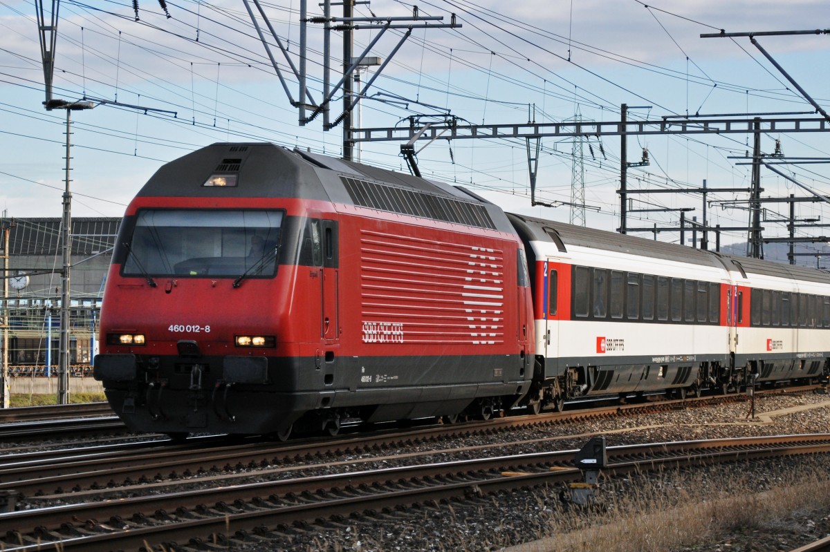 Re 460 012-8 durchfährt den Bahnhof Muttenz. Die Aufnahme stammt vom 07.01.2014.