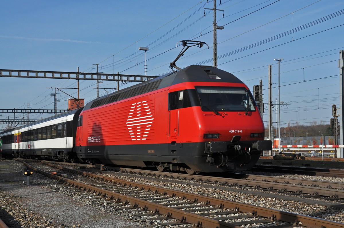 Re 460 012-8 durchfährt den Bahnhof Muttenz. Die Aufnahme stammt vom 24.11.2014.