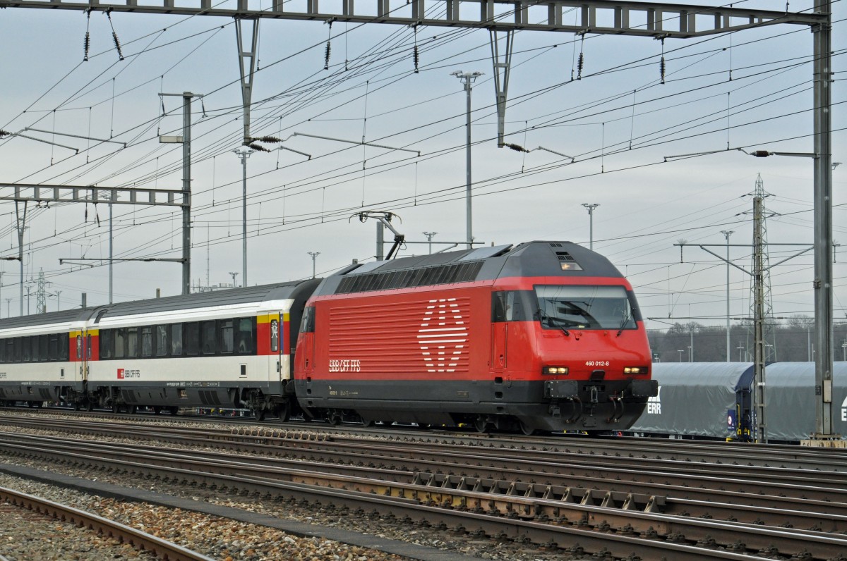 Re 460 012-8 durchfährt den Bahnhof Muttenz. Die Aufnahme stammt vom 28.01.2015.