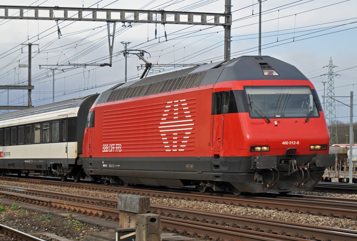 Re 460 012-8 durchfährt den Bahnhof Muttenz. Die Aufnahme stammt vom 08.02.2016.