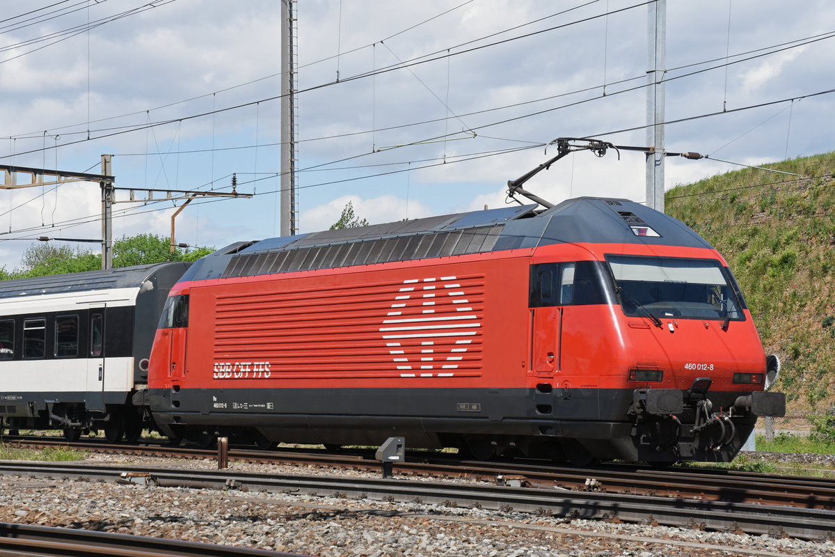 Re 460 012-8 fährt Richtung Bahnhof Muttenz. Die Aufnahme stammt vom 30.04.2018.