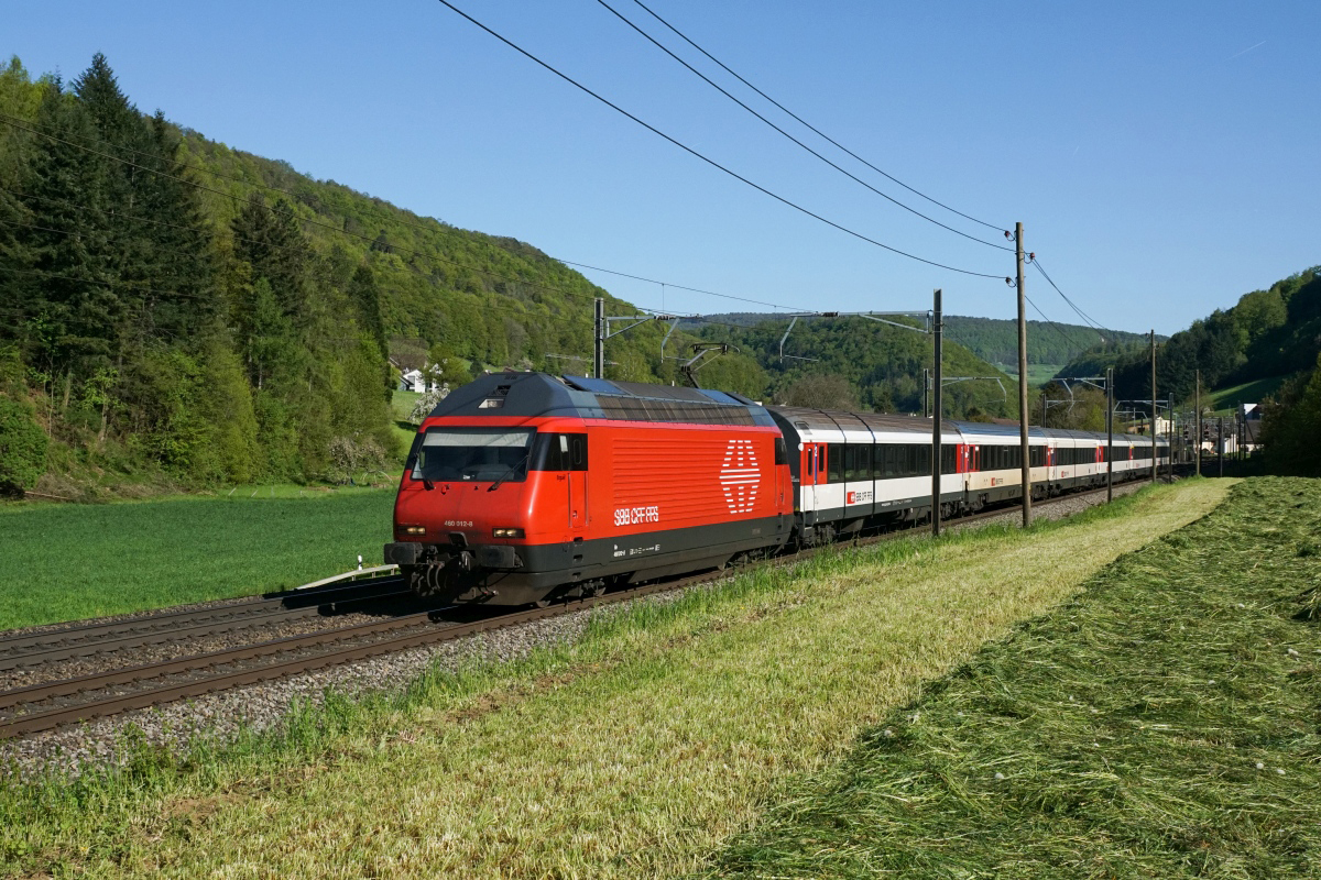 Re 460 012-8 zieht am 05.05.2016 den IR 2276 von St. Gallen Richtung Basel SBB. Aufgenommen bei Tecknau.