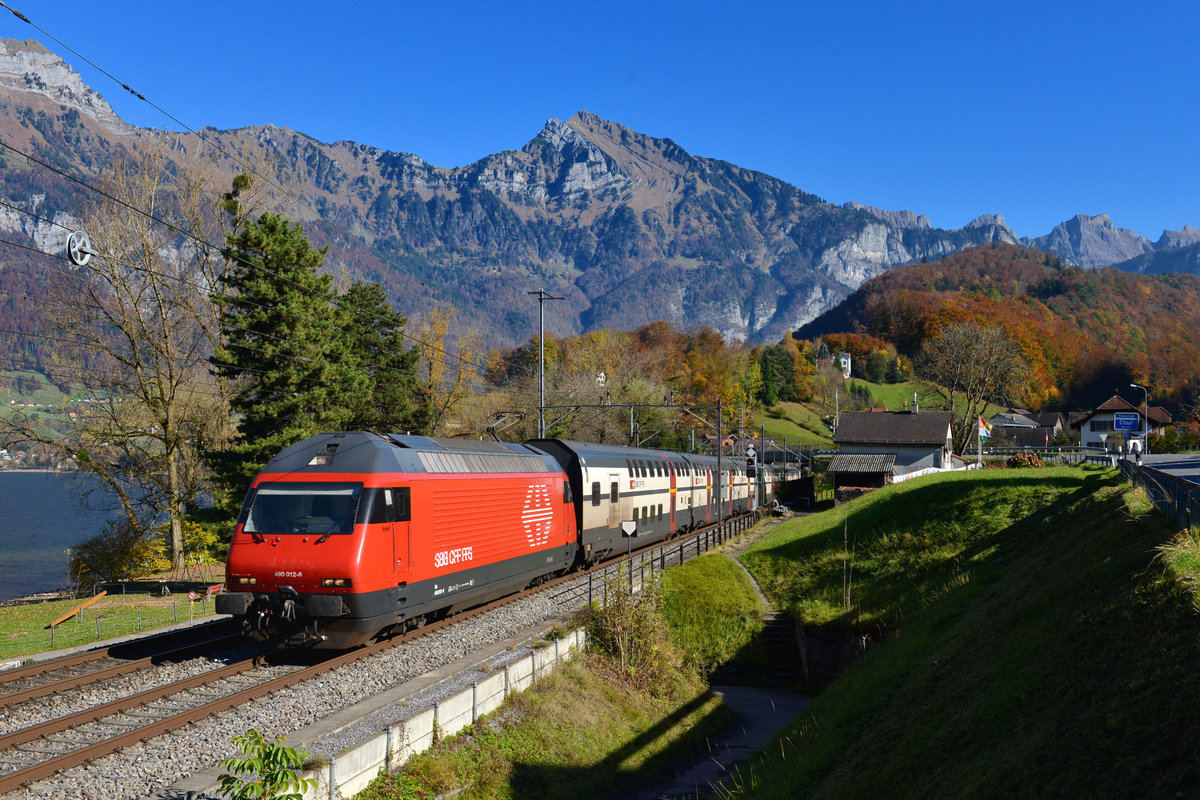 Re 460 012 mit einem IC am 29.10.2016 bei Mols. 