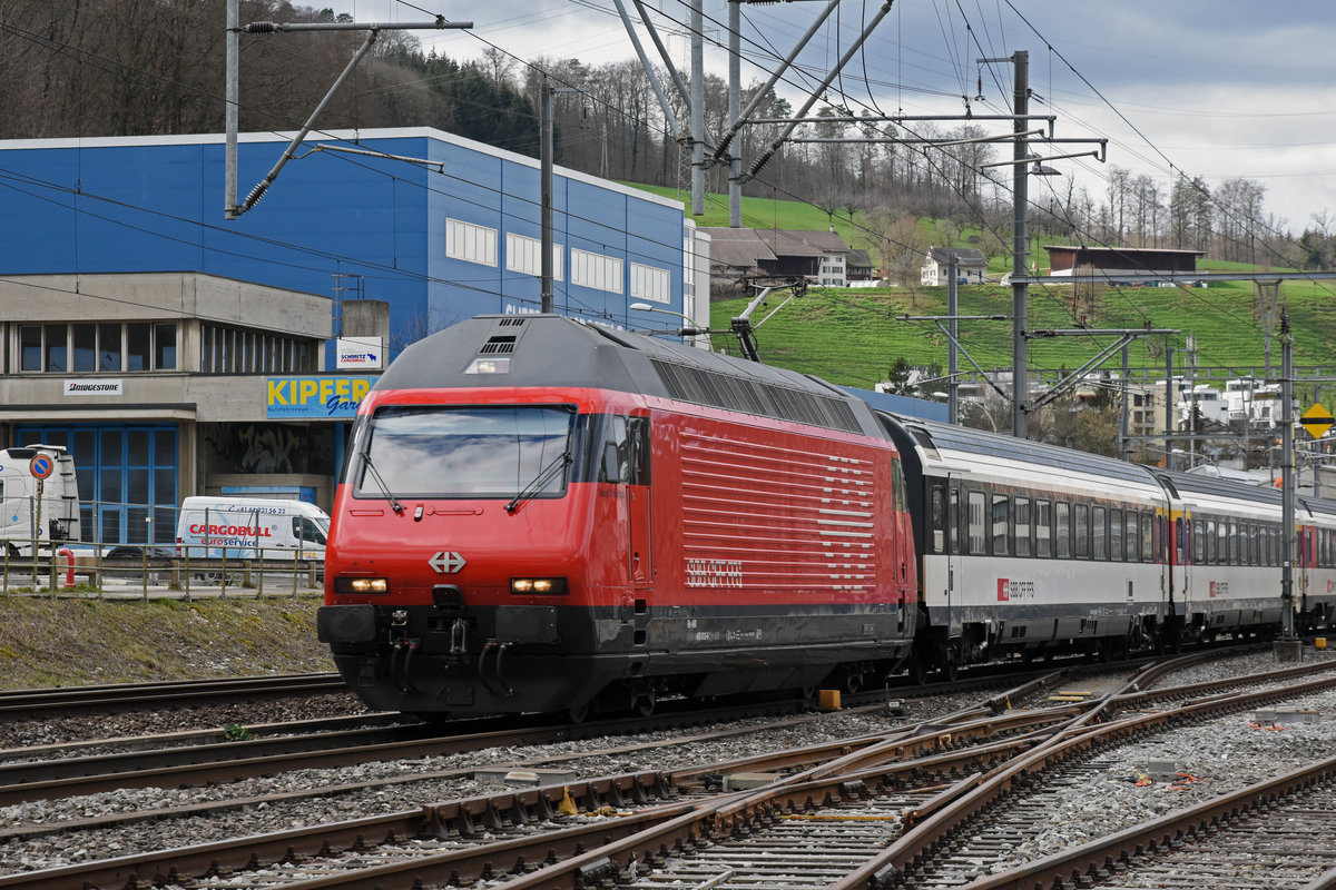 Re 460 013-6 durchfährt den Bahnhof Lausen. Die Aufnahme stammt vom 18.03.2019.