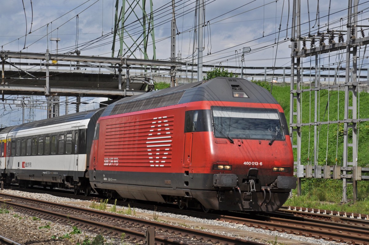 Re 460 013-6 durchfährt den Bahnhof Muttenz. Die Aufnahme stammt vom 18.08.2014.