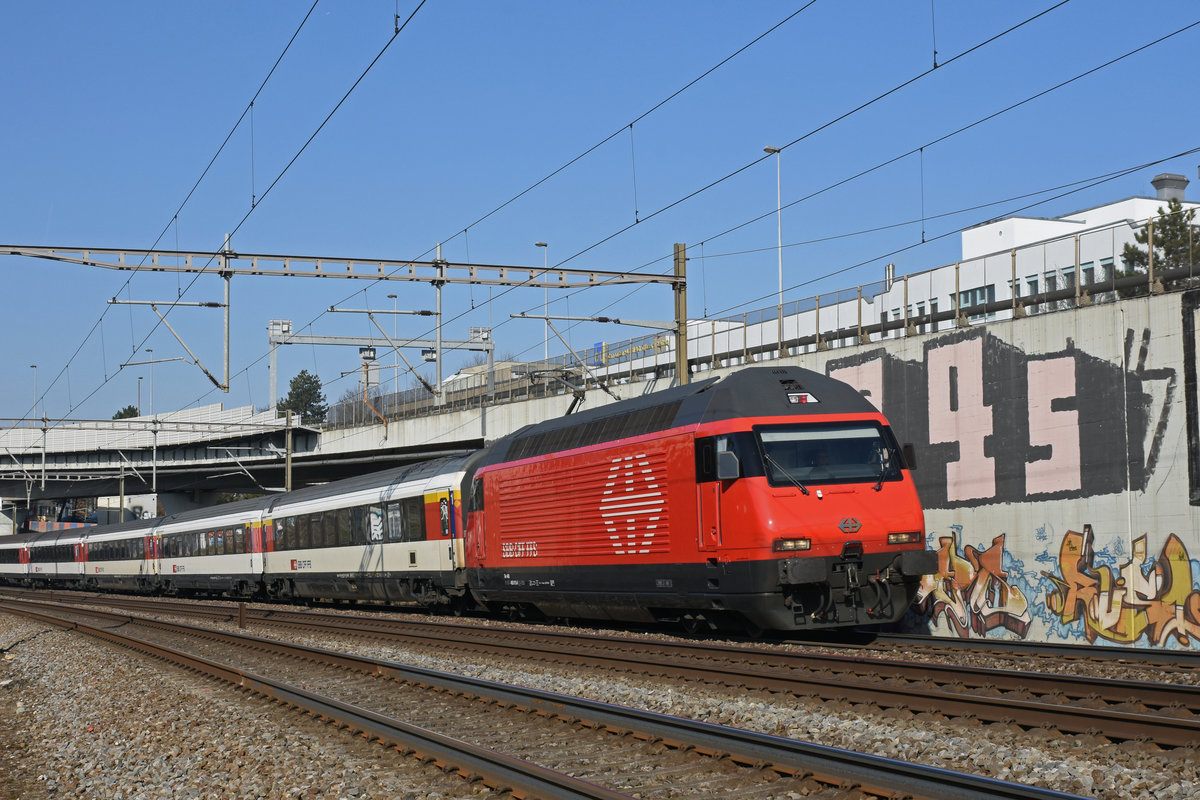 Re 460 013-6 fährt Richtung Bahnhof Muttenz. Die Aufnahme stammt vom 21.02.2019.