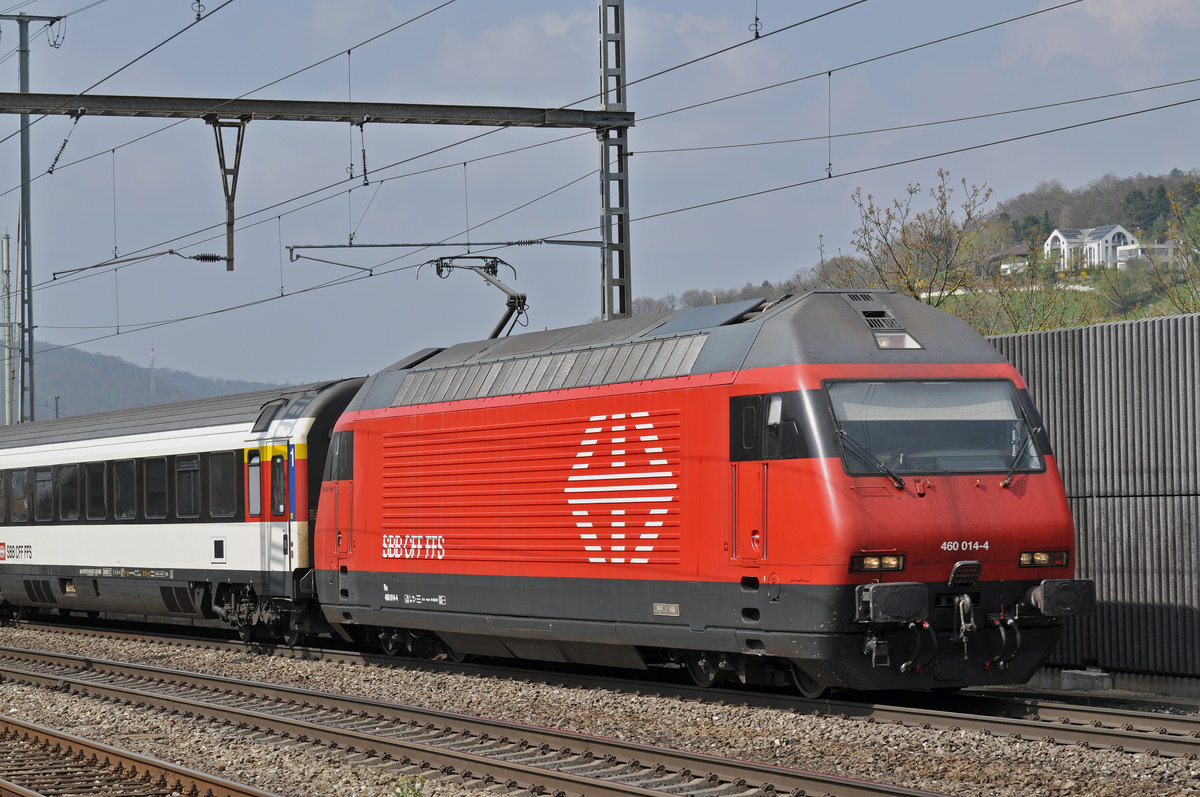 Re 460 014-4 durchfährt den Bahnhof Gelterkinden. Die Aufnahme stammt vom 06.04.2017.