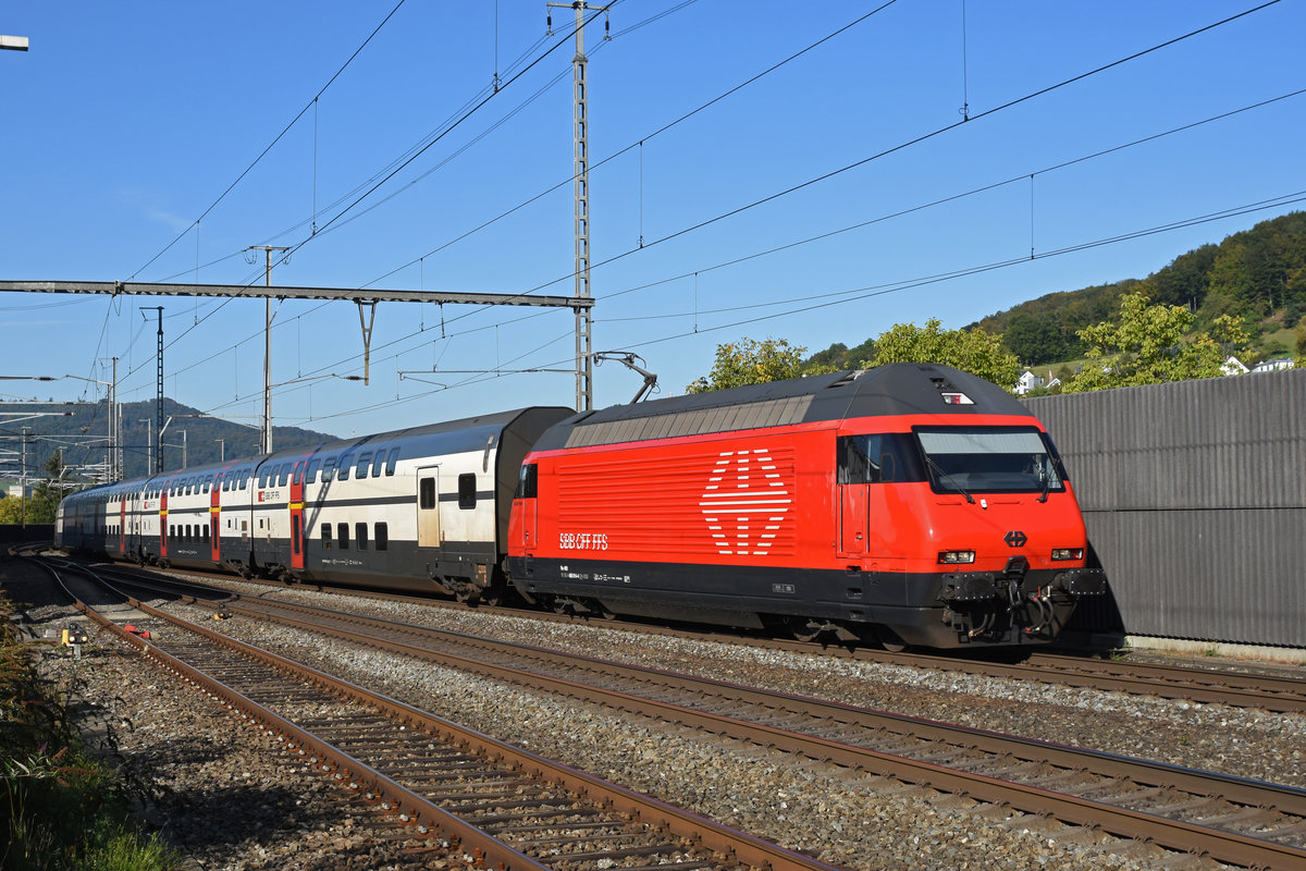 Re 460 014-4 durchfährt den Bahnhof Gelterkinden. Die Aufnahme stammt vom 17.09.2019.