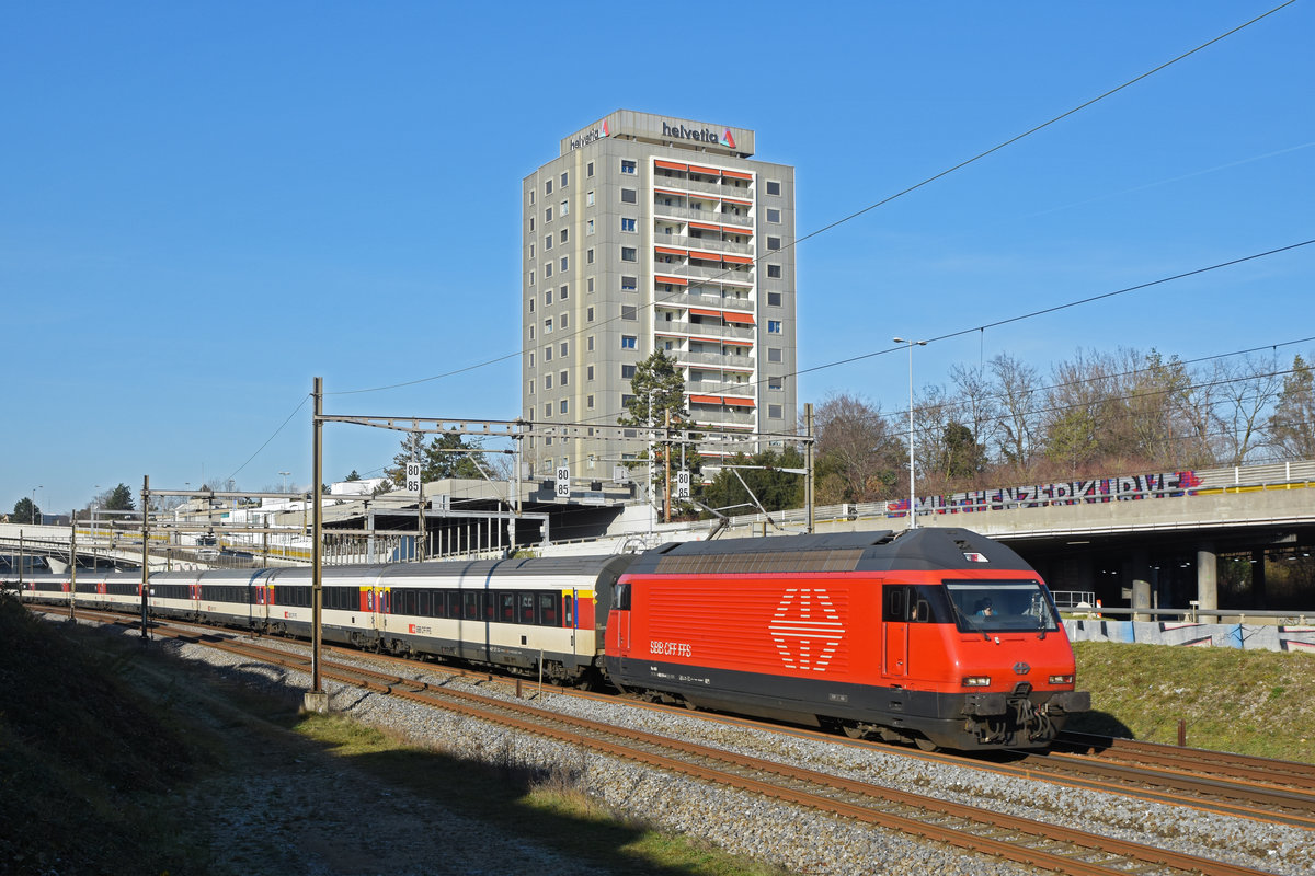 Re 460 014-4 fährt Richtung Bahnhof Muttenz. Die Aufnahme stammt vom 30.12.2019.