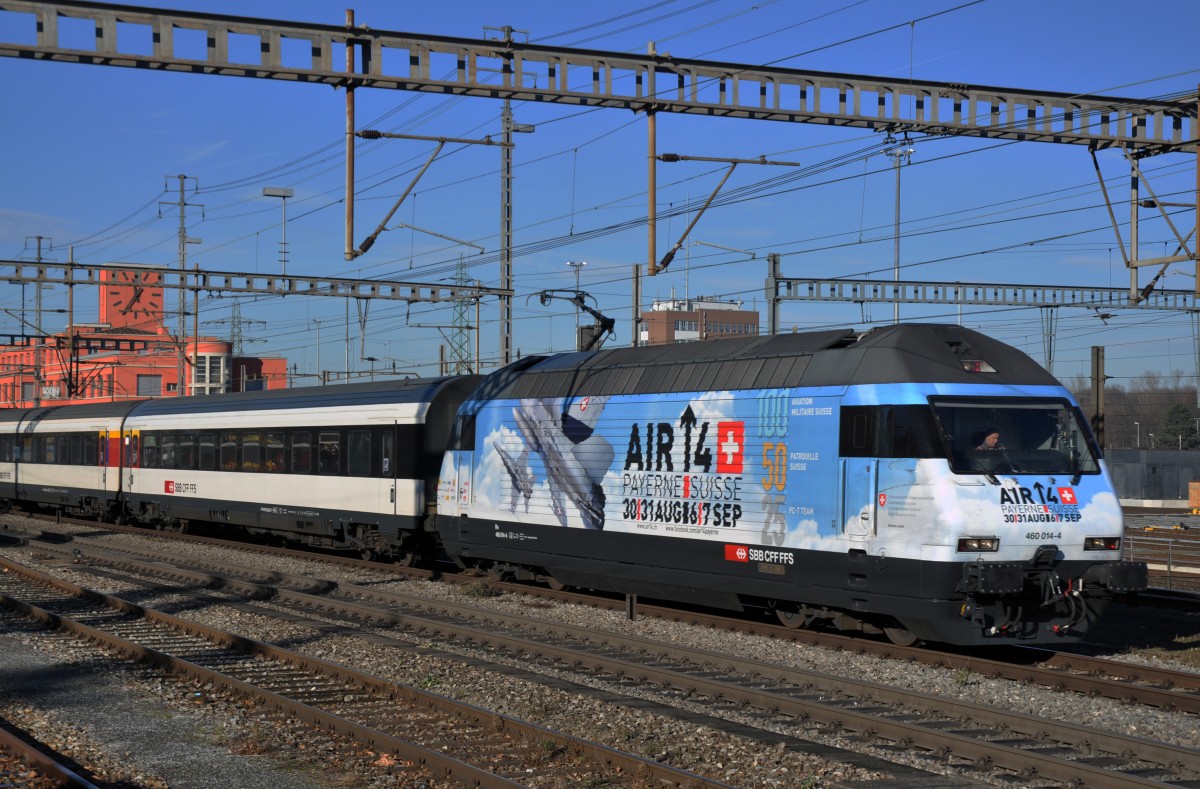 Re 460 014-4 mit der Vollwerbung für Air 14 in Payern durchfährt den Bahnhof Muttenz. Die Aufnahme stammt vom 16.12.2013.