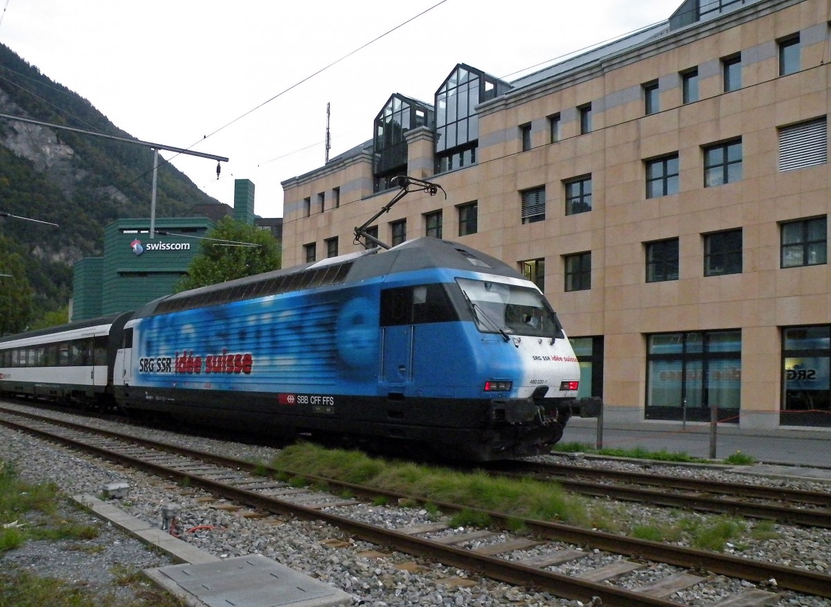 Re 460 014-4 mit der Vollwerbung für SRG SSR idée suisse fährt in den Bahnhof Interlaken Ost ein. Die Aufnahme stammt vom 04.10.2012.