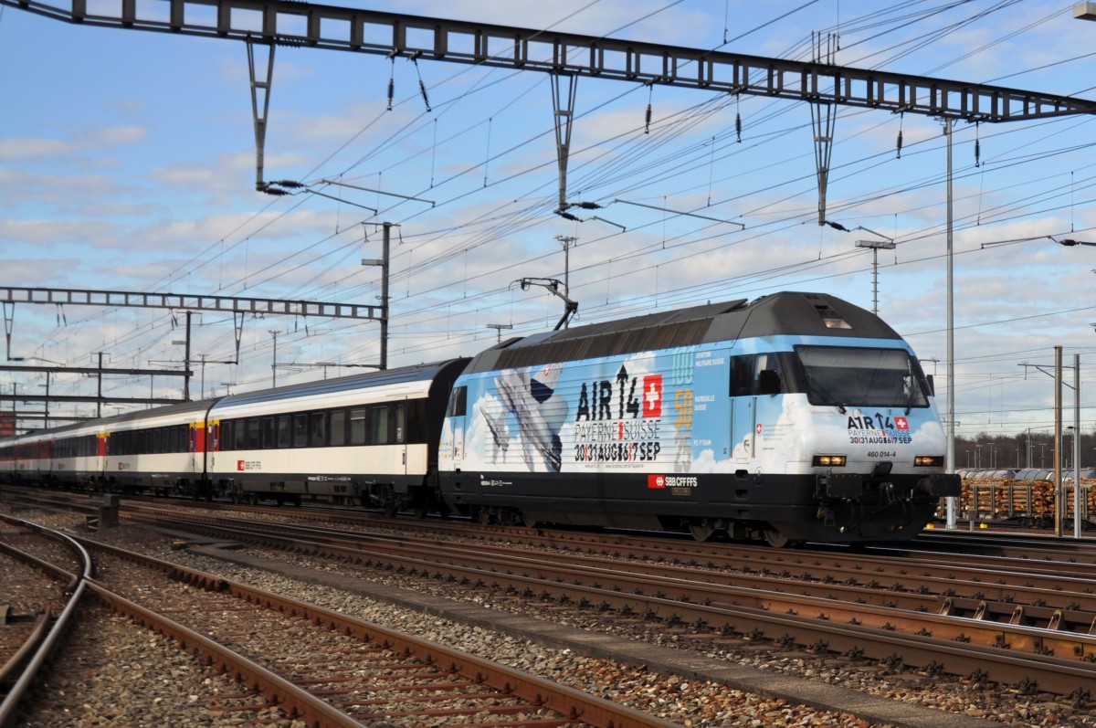 Re 460 014-4 mit der Vollwerbung für Air 14 in Payern durchfährt den Bahnhof Muttenz. Die Aufnahme stammt vom 07.01.2014.