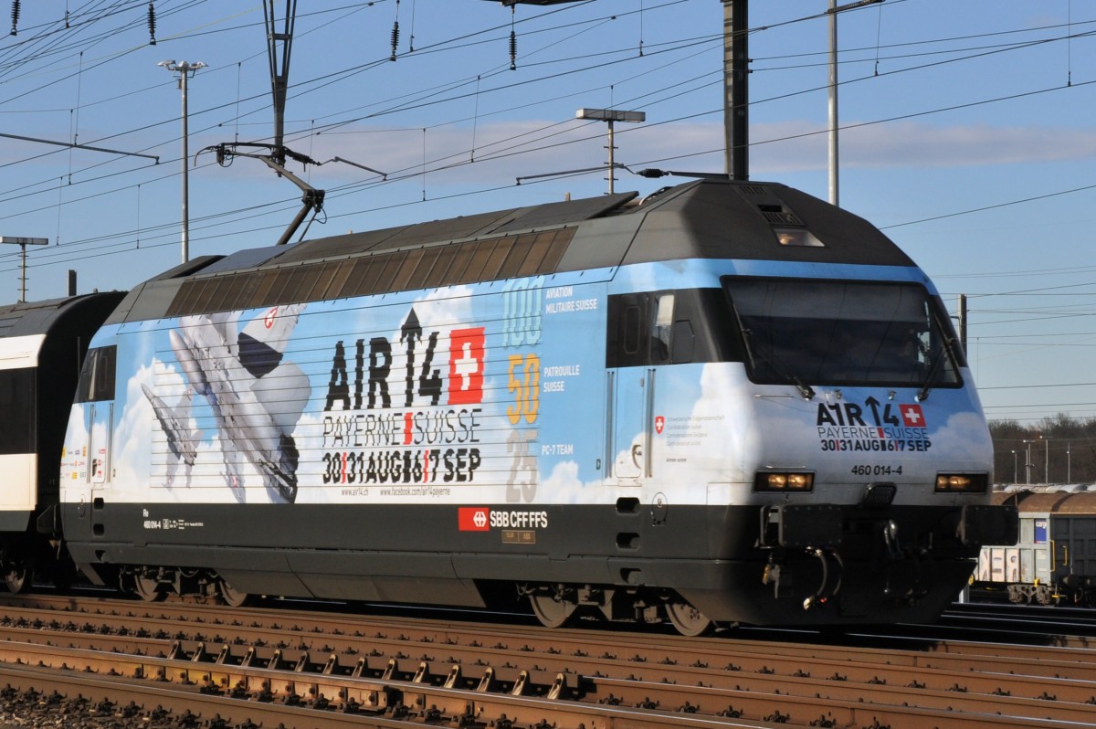 Re 460 014-4 mit der Vollwerbung für Air 14 in Payern durchfährt den Bahnhof Muttenz. Die Aufnahme stammt vom 17.01.2014.