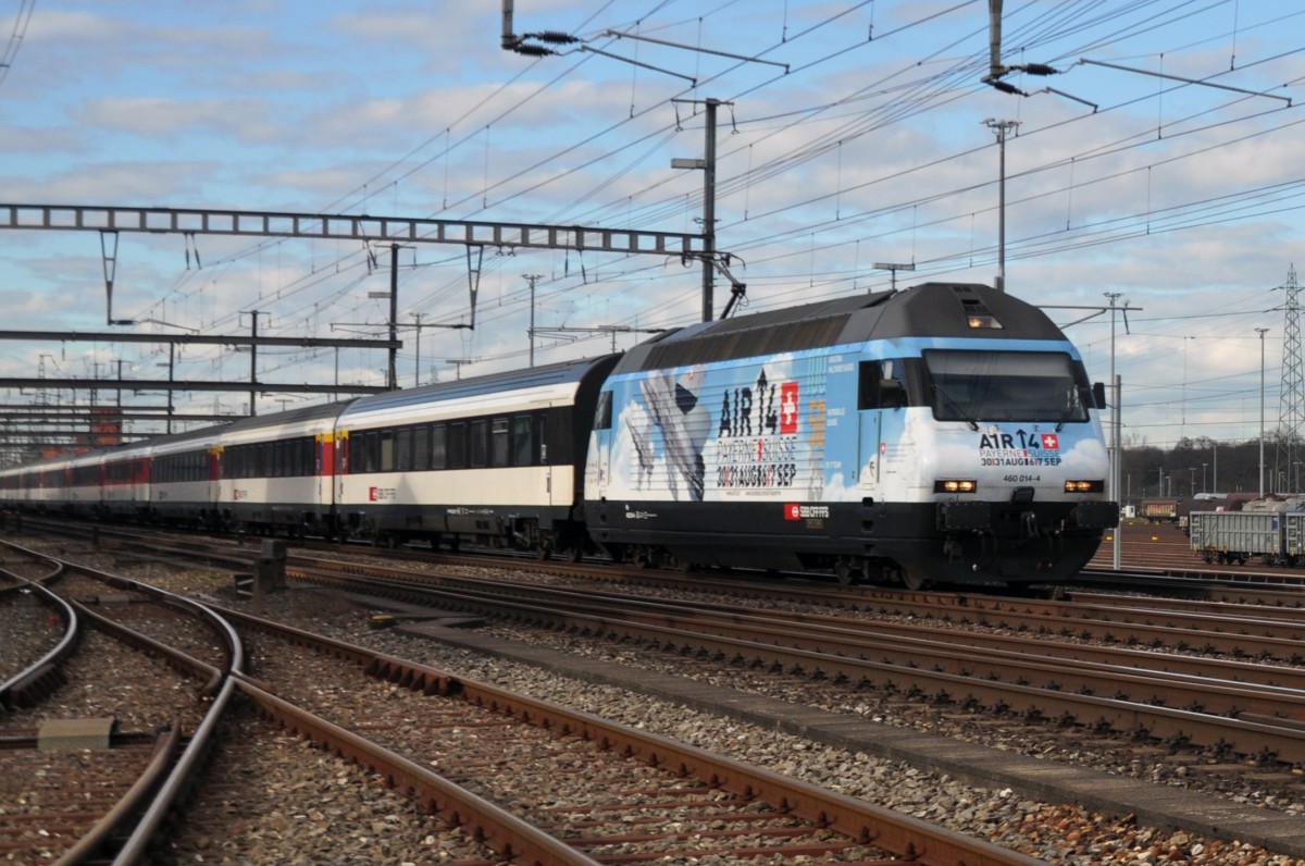 Re 460 014-4 mit der Vollwerbung für Air 14 in Payern durchfährt den Bahnhof Muttenz. Die Aufnahme stammt vom 07.01.2014.