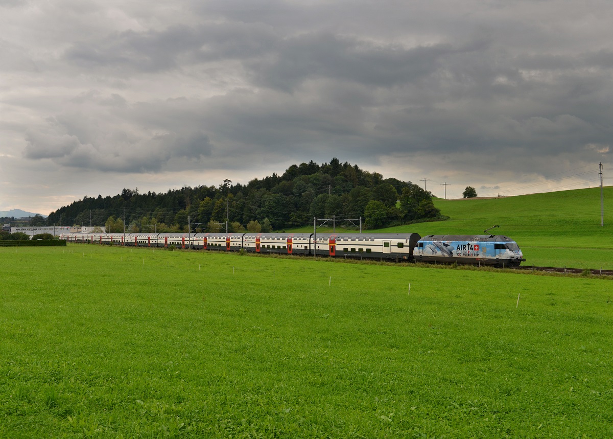 Re 460 014 mit einem IR nach Luzern am 01.09.2014 bei Root.