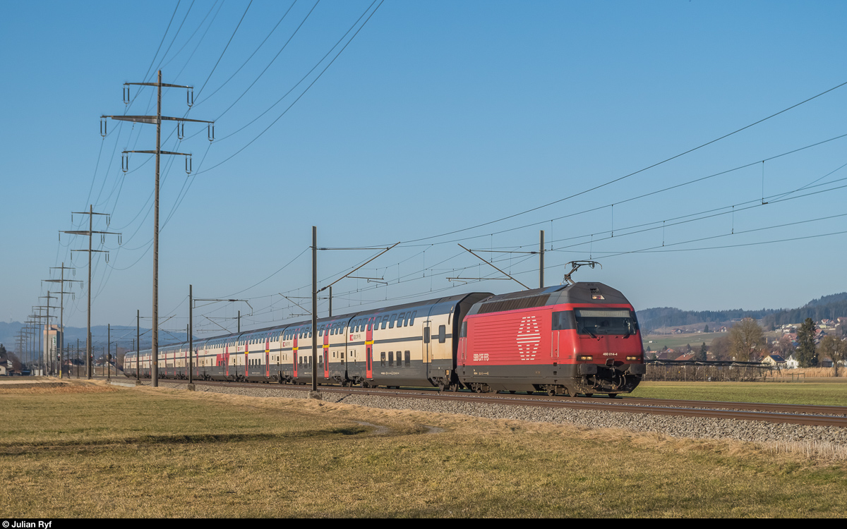 Re 460 014 mit einem IC am 15. Februar 2017 bei Kiesen.