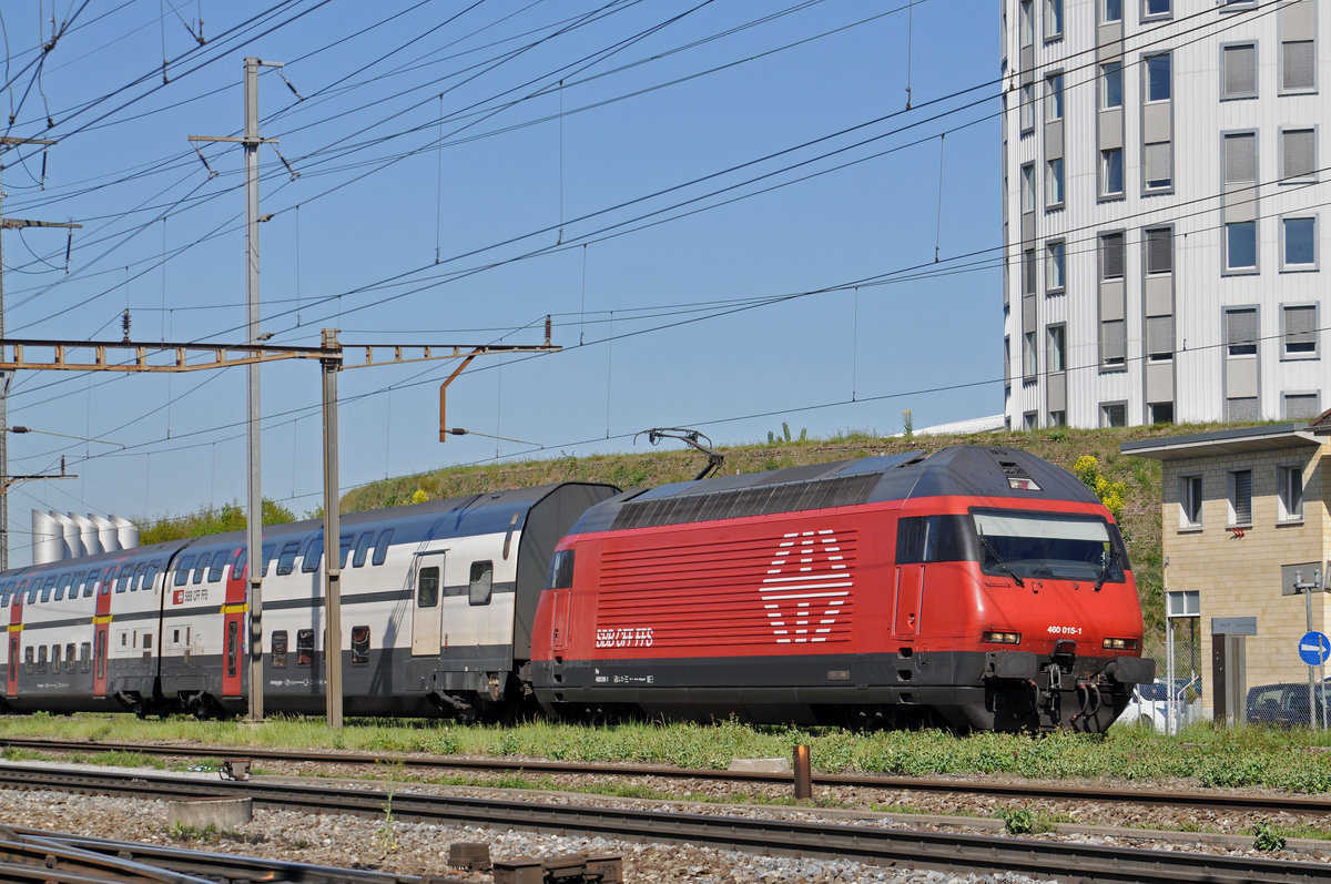 Re 460 015-1 durchfährt den Bahnhof Pratteln. Die Aufnahme stammt vom 24.04.2017.