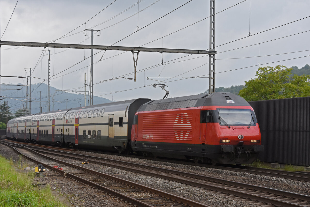 Re 460 015-1 durchfährt den Bahnhof Gelterkinden. Die Aufnahme stammt vom 17.08.2021.