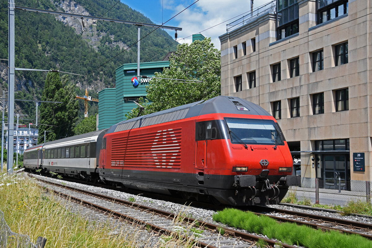 Re 460 015-1 fährt am 03.07.2023 beim Bahnhof Interlaken West ein.