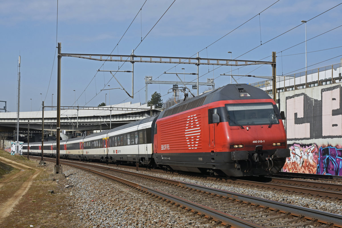 Re 460 015-1 fährt Richtung Bahnhof Muttenz. Die Aufnahme stammt vom 19.02.2019.