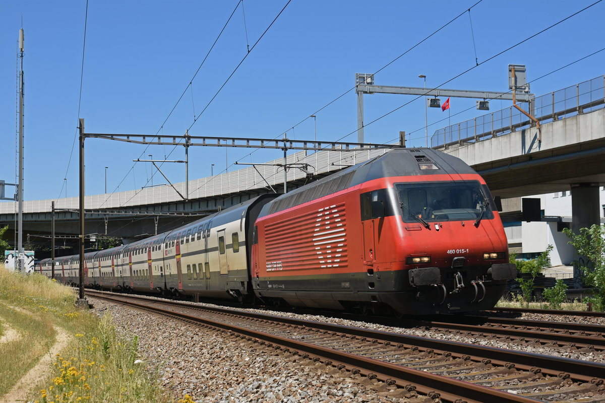 Re 460 015-1 fährt Richtung Bahnhof Muttenz. Die Aufnahme stammt vom 29.06.2019.