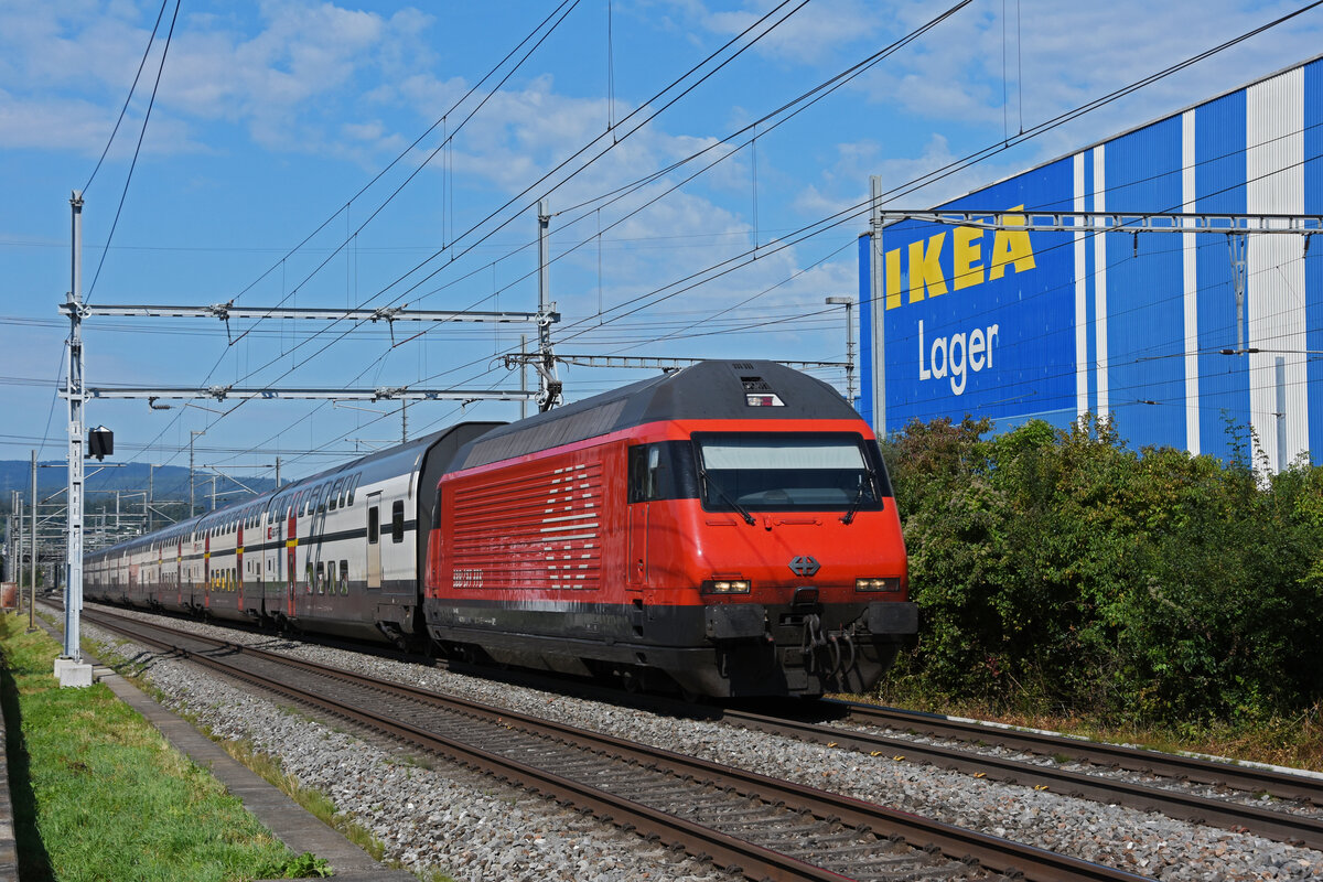 Re 460 015-1 fährt Richtung Bahnhof Itingen. Die Aufnahme stammt vom 03.09.2021.