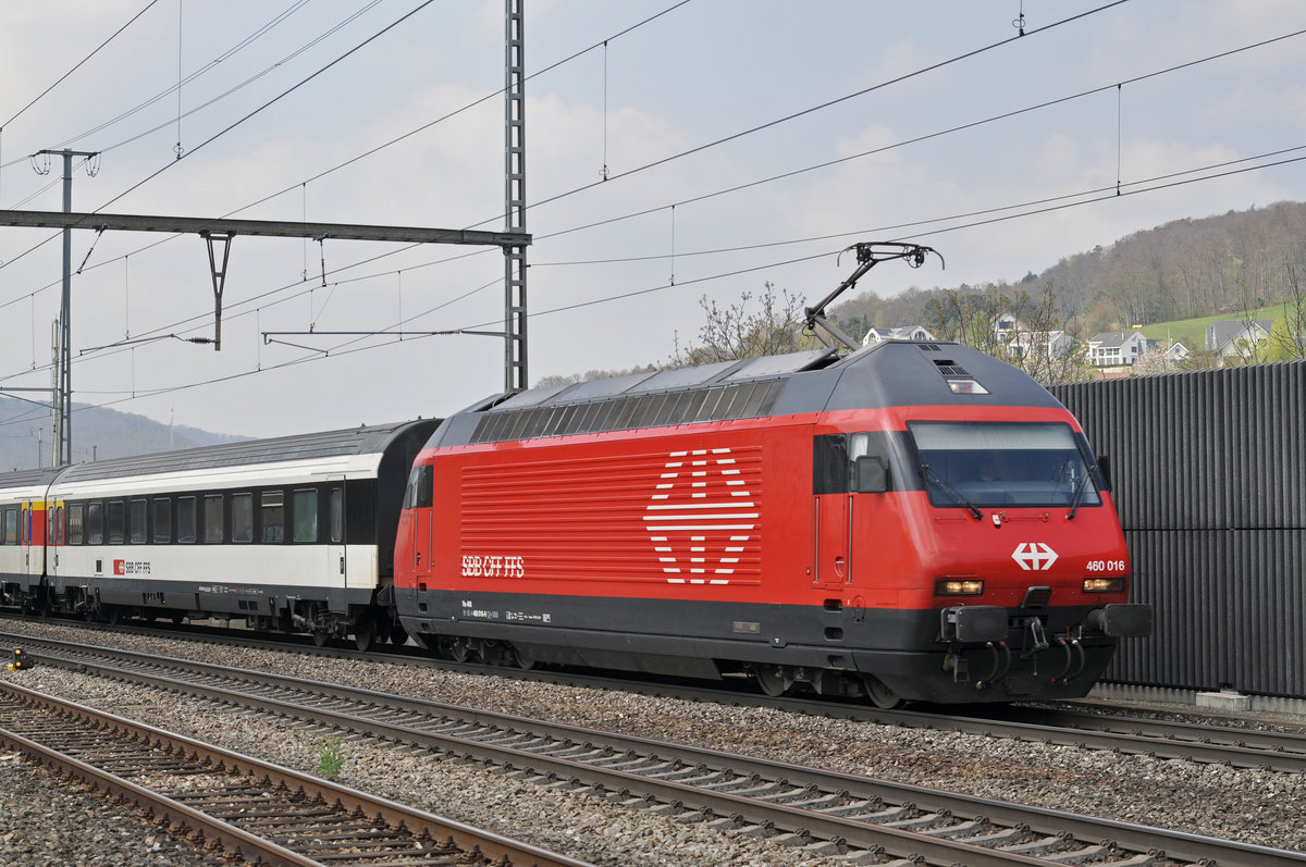 Re 460 016-9 durchfährt den Bahnhof Gelterkinden. Die Aufnahme stammt vom 06.04.2017.