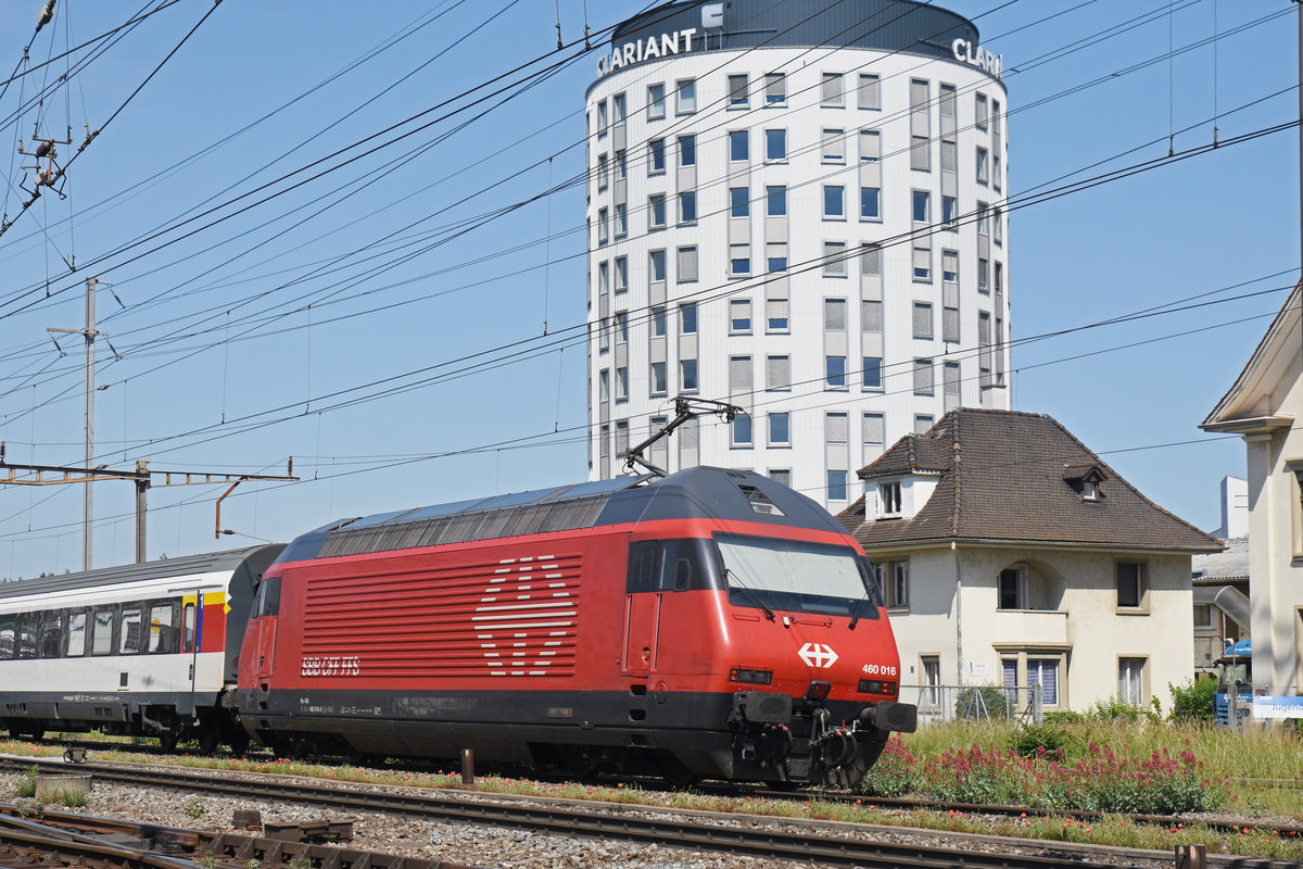Re 460 016-9 durchfährt den Bahnhof Pratteln. Die Aufnahme stammt vom 30.05.2018.