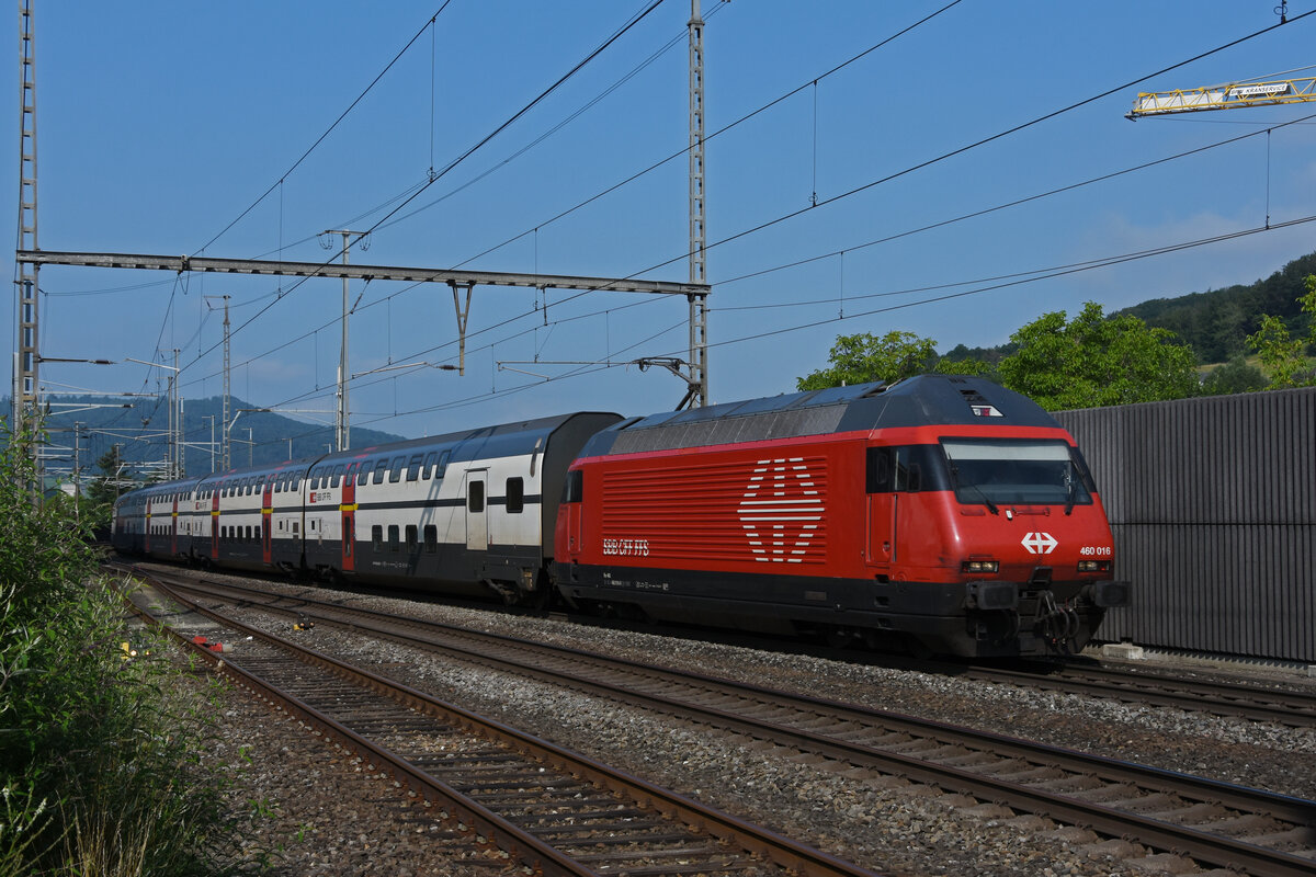 Re 460 016-9 durchfährt den Bahnhof Gelterkinden. Die Aufnahme stammt vom 20.07.2021.