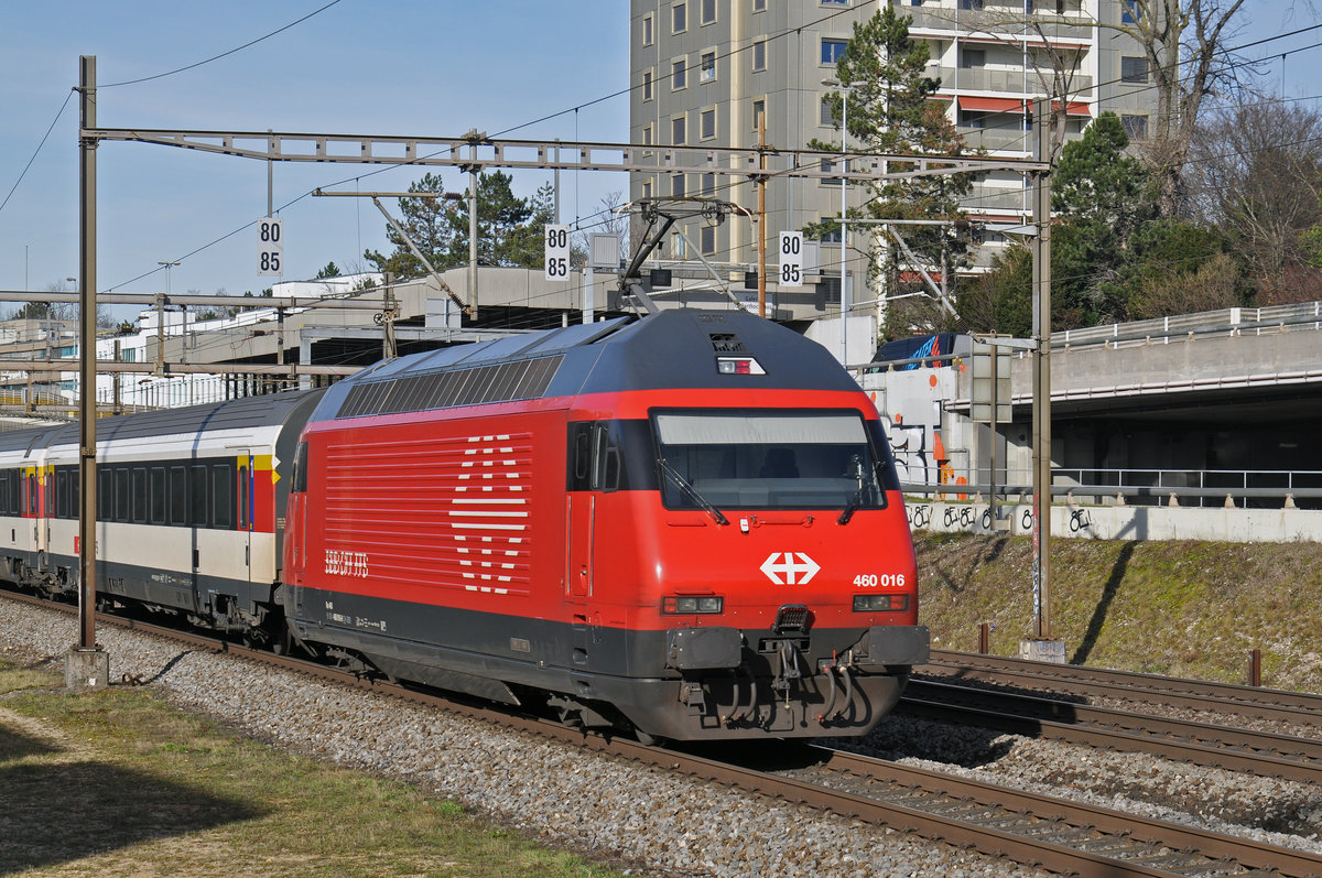 Re 460 016-9 fährt Richtung Bahnhof SBB. Die Aufnahme stammt vom 24.01.2018.