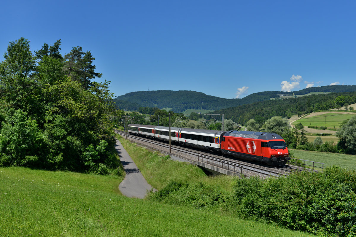 Re 460 016 mit einem IR am 23.06.2016 bei Zeihen. 