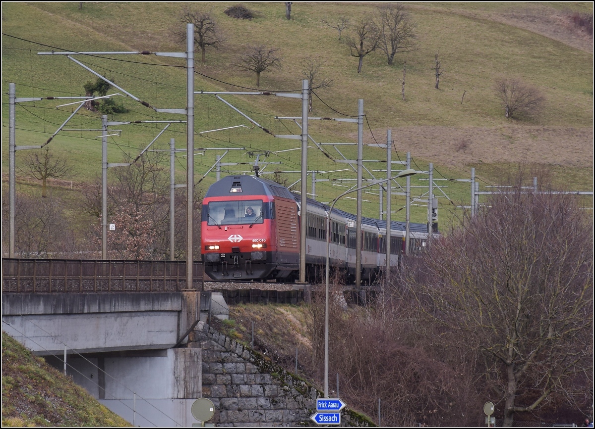 Re 460 016 ist die zweite modernisierte Re 460 der SBB, noch ohne die sparsameren neuen Stromrichter. Bckten, Januar 2018.