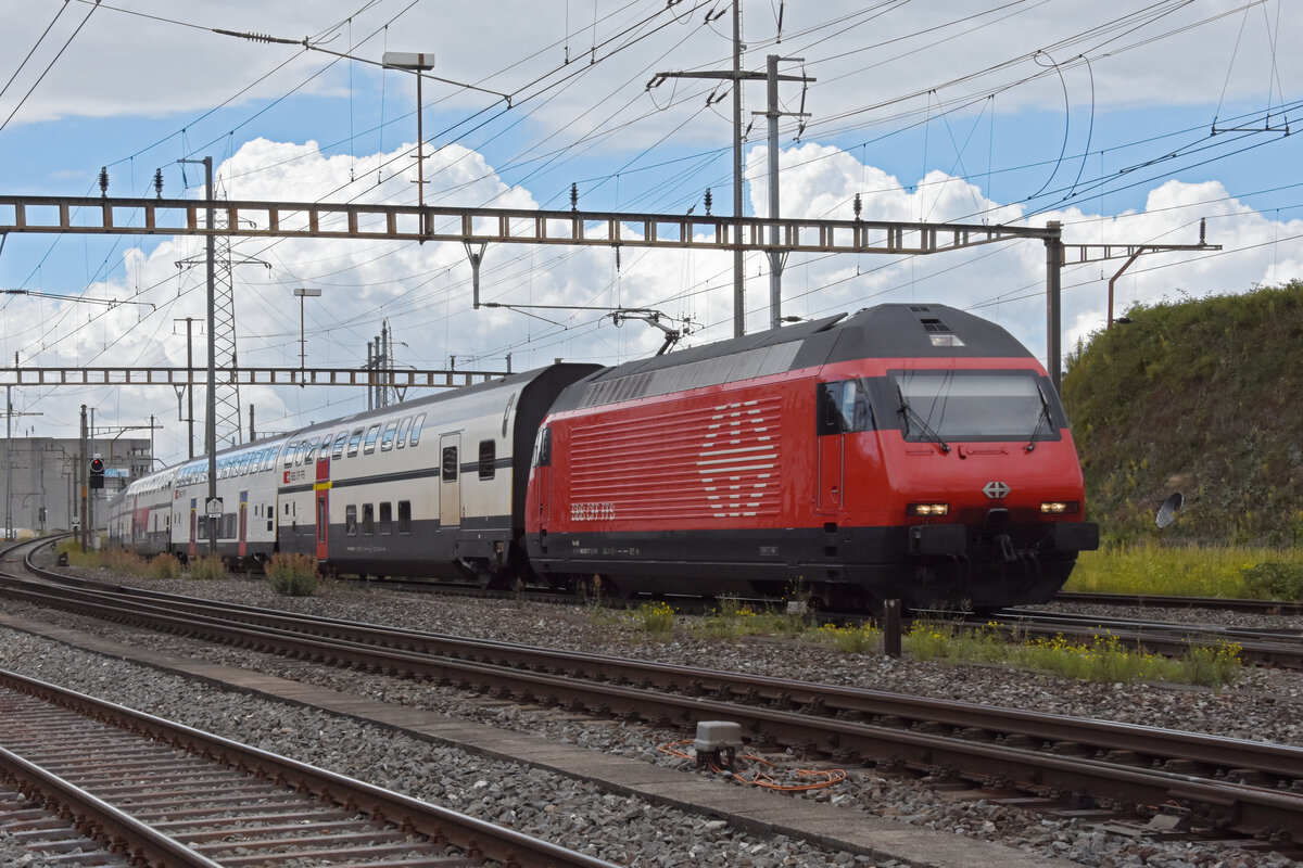 Re 460 017-7 durchfährt am 09.06.2022 den Bahnhof Pratteln.