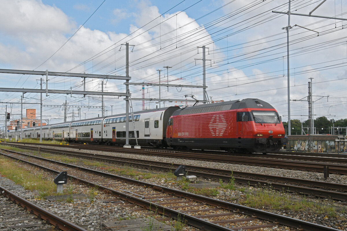 Re 460 017-7 durchfährt am 08.07.2025 den Bahnhof Muttenz.