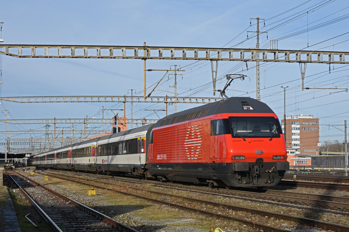 Re 460 017-7 durchfährt den Bahnhof Muttenz. Die Aufnahme stammt vom 30.01.2020.