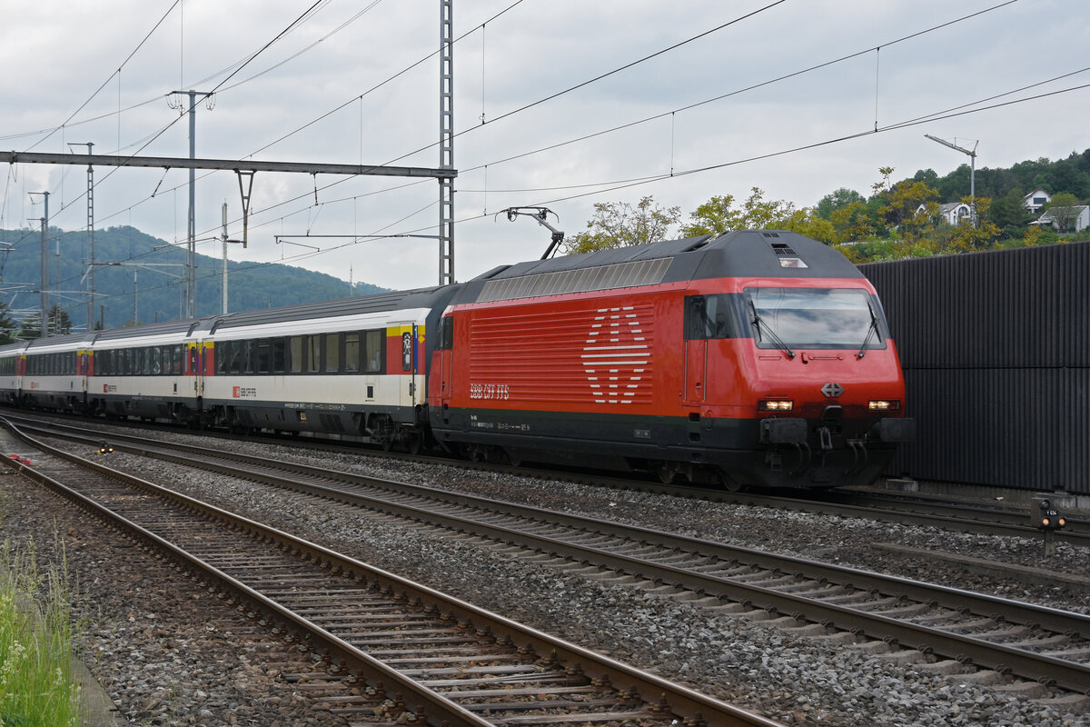 Re 460 017-7 durchfährt den Bahnhof Gelterkinden. Die Aufnahme stammt vom 16.05.2022.