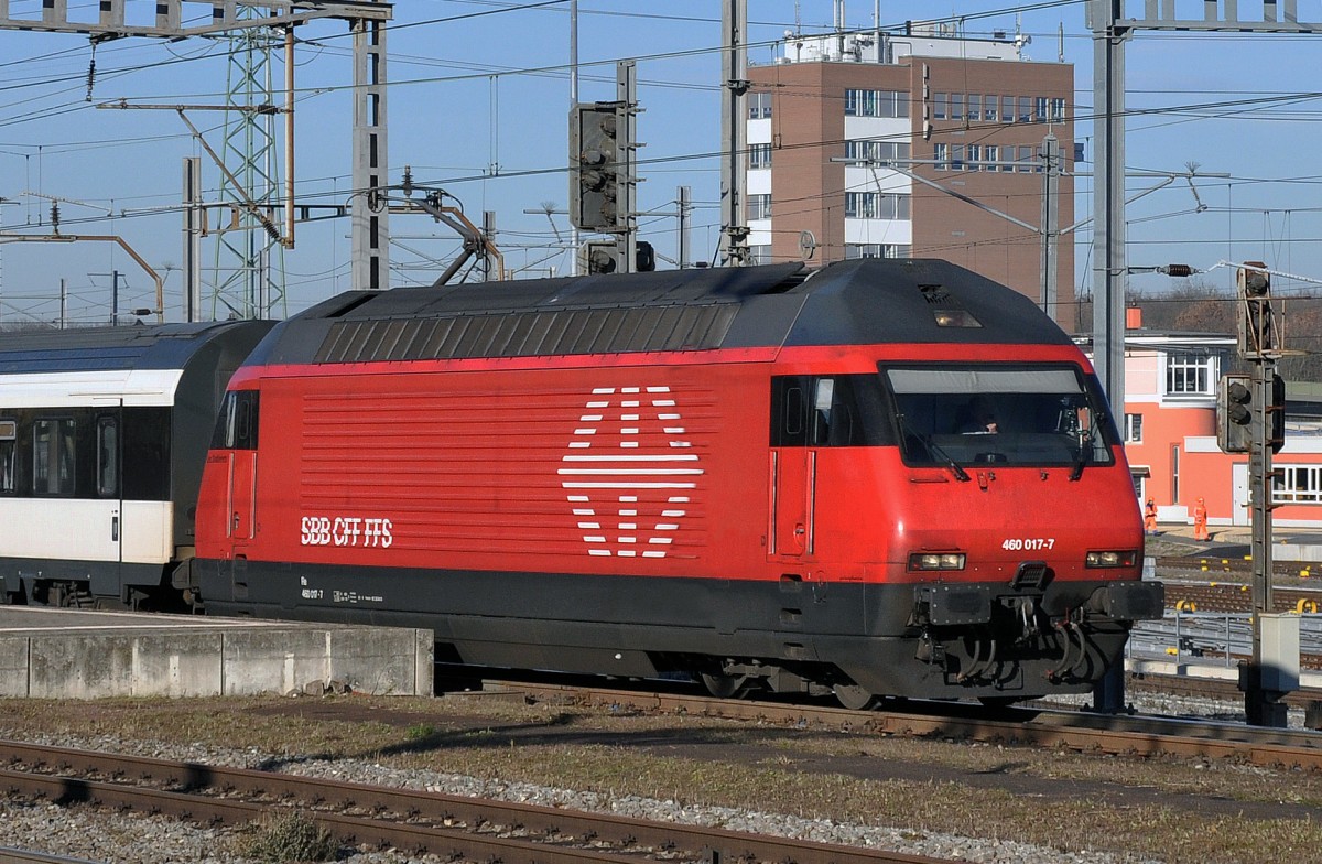 Re 460 017-7 durchfährt den Bahnhof Muttenz. Die Aufnahme stammt vom 16.12.2013.