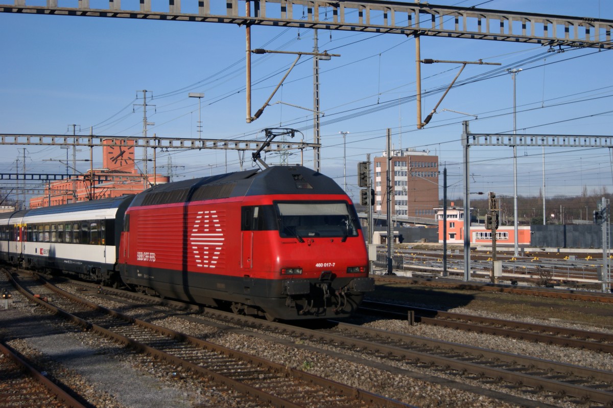 Re 460 017-7 durchfährt den Bahnhof Muttenz. Die Aufnahme stammt vom 31.12.2013.