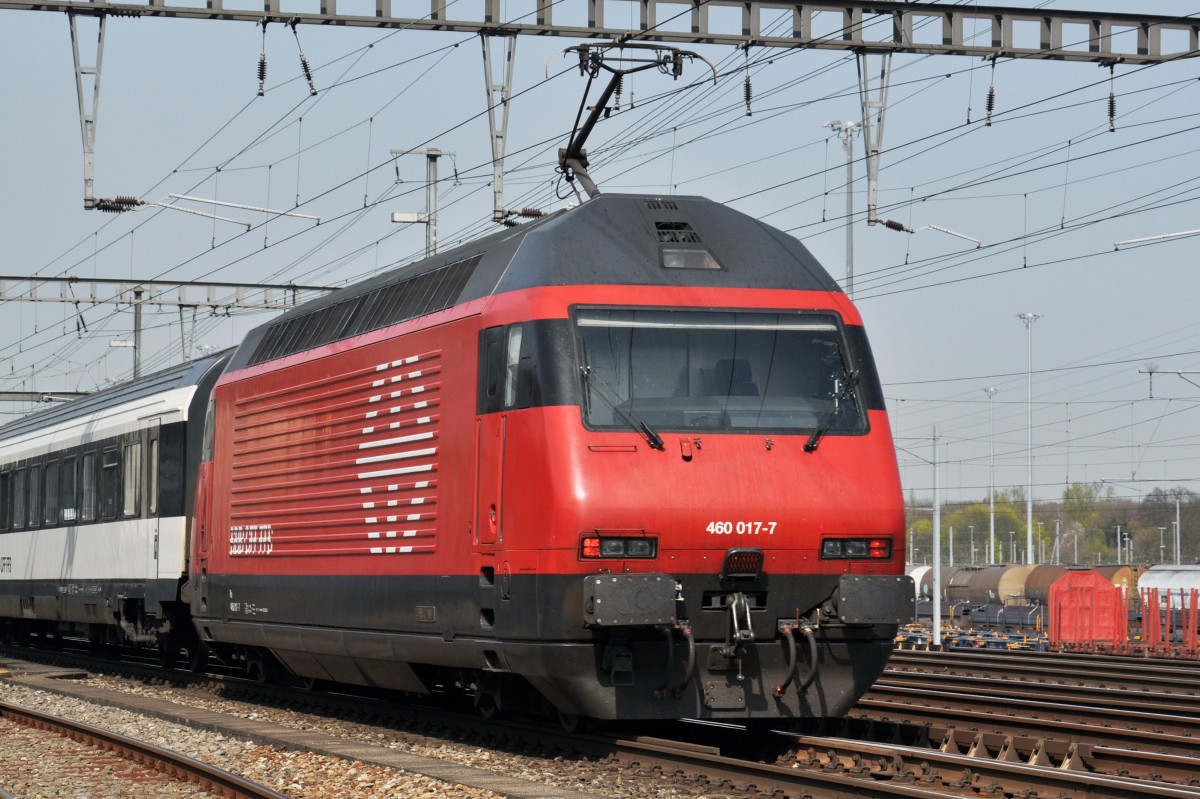 Re 460 017-7 durchfährt den Bahnhof Muttenz. Die Aufnahme stammt vom 31.03.2014.
