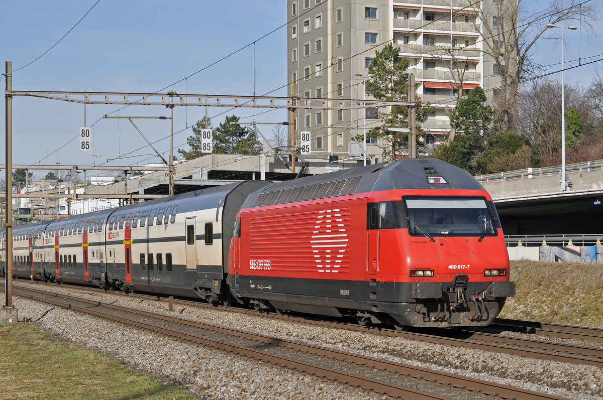 Re 460 017-7 fährt Richtung Bahnhof Muttenz. Die Aufnahme stammt vom 25.01.2018.
